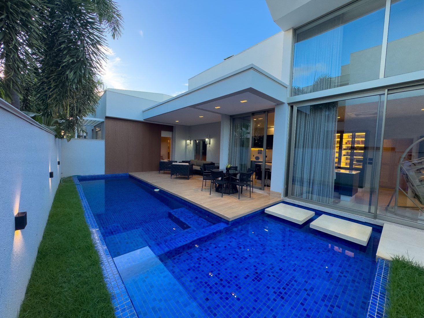 Piscina e área externa da residência